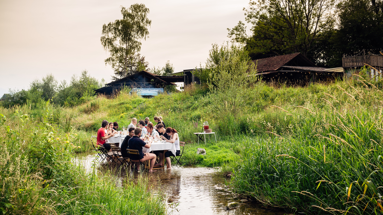 Erlebnis Dining Natur Erleben Sie ein Dinner in unvergesslicher Atmosphäre. Wir sind mit dem Trailer unterwegs und kochen auf unkonventionelle Art – auf Feuerschalen, in Blumentöpfen und auf Gasherden. Inmitten der Natur richten wir uns ein und kreieren eine einzigartige Umgebung. Unser Team besteht aus jungen und motivierten Gastgeberinnen und Köchen. Wir bereiten unsere Gerichte mit grosser Leidenschaft zu und haben es uns zur Aufgabe gemacht, spezielle Momente kulinarisch und in einem einmaligen Ambiente umzusetzen. Wir gehen direkt und unkompliziert auf Ihre Wünsche ein und machen Ihren Anlass zum vollen Erfolg.