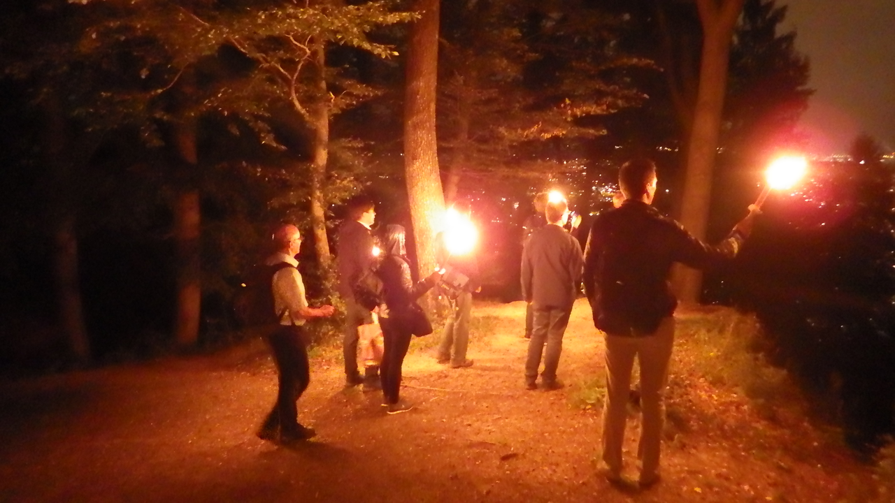 Fackelspaziergang Entdecken Sie unbekannte Pfade während Sie spannenden Geheimnissen aus vergangener Zeit lauschen. Im Schein der Fackeln werden die Geschichten und Geschehnisse, zum Leben erweckt und locken Sie stetig dem Gipfel näher. Auf dem Gipfel angekommen erwartet Sie nicht nur eine grandiose Aussicht, sondern auch ein wohlverdientes Käsefondue welches bereits vor sich hin blubbert. Gönnen Sie sich ein Glas Glühwein zum Start und dann geht’s auch schon mit dem Brot in den heissen Käse.