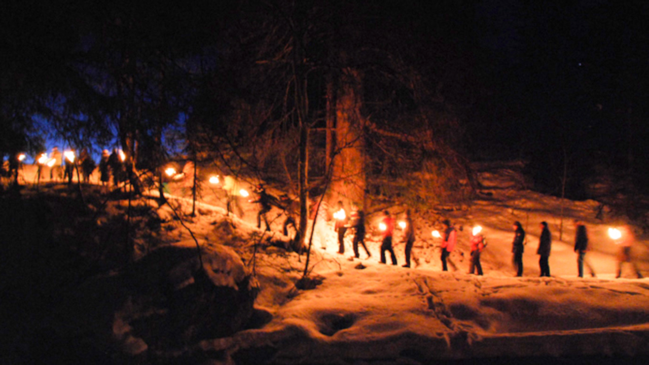 Fackelspaziergang Sternklarer Himmel, eine verschneite Winterlandschaft, mystische Schatten, die im Licht der Fackeln durch den dunklen Tannenwald tanzen – eine Fackelwanderung bleibt ein Wintererlebnis mit ganz besonderem Flair.