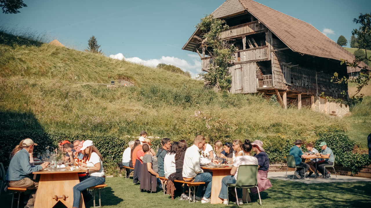 Du willst deinen runden Geburtstag oder ein anderes wichtiges Fest an einem aussergewöhnlichen Ort mit viel Charme und besonderem Charakter feiern? Dank dem stilvoll restaurierten historischen Berner-Bauernhaus mit seiner heimeligen Atmosphäre bietet dieser Ausflug den idealen Ort.