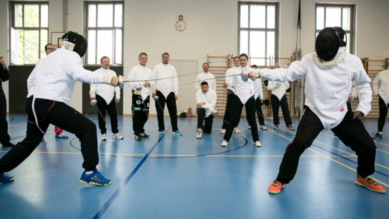Fechtevent - der Workshop mit Spannung Beim Fechten kann jeder jeden schlagen: die Lernende den Ausbildner, die Sekretärin den Chef, der Büroangestellte den Techniker oder die Braut den Bräutigam. Ein Fecht-Duell ist an Spannung kaum zu überbieten. Wer sticht in Ihrer Gruppe als Fechttalent heraus? Ob Teambuilding, Workshop oder einfach so zum Spass im privaten Kreis. Ein Fechtevent ist für Gruppen von 6 bis 20 Personen geeignet.