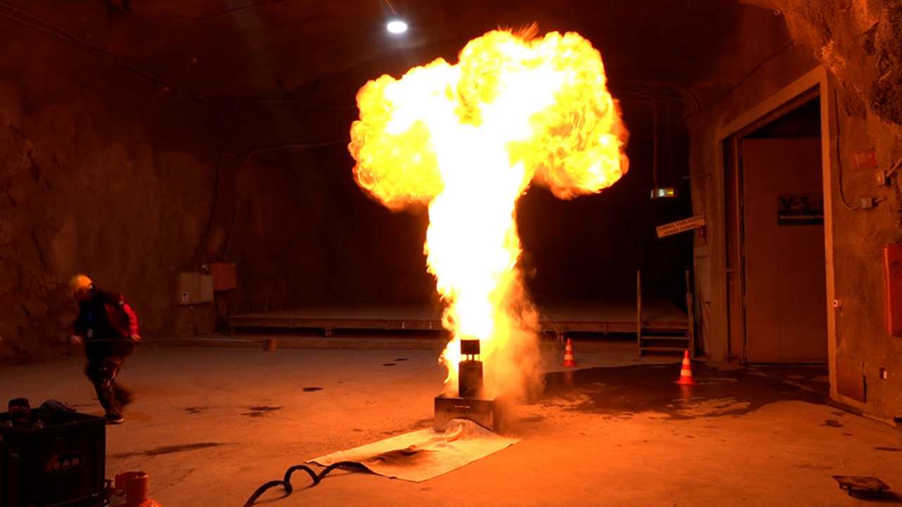 Gruppenausflug "Feuer, Flamme und Sprengknall" Verbinden Sie Ihren Teamevent oder Ausflug mit einem professionellen Feuerlöschkurs. Laut Verordnung über die Unfallverhütung müssen Arbeitnehmer in angemessenen Zeitabständen über das Verhalten bei Bränden geschult werden. Warum also nicht das ganze etwas auflockern mit einem Ausflug zu uns in den Stollen und mit einem Sprengknall der lange in Erinnerung bleibt.