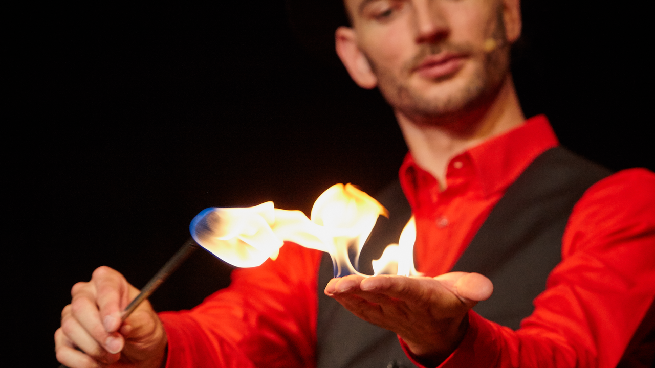 Feuerkunst & Jonglage Show: Showtime an ihrem Event - Sie werden durch einen erfahrenen Feuerkünstler in das Element Feuer eingeführt und dann gilt es selbst Hand an zu legen - im wahrsten Sinne des Wortes! Wer schafft es, die grösste Flamme auf der Hand lodern zu lassen?