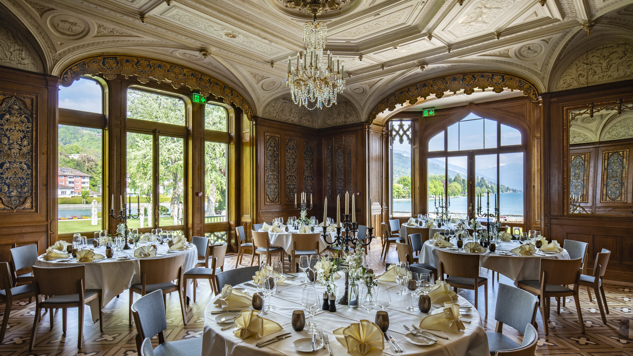 Firmenessen im Schloss In schwierigen Zeiten sind die Mitarbeiter das Rückgrat des Erfolgs. Im Schloss haben wir mit Abstand die passenden Räume. Glühwein-Aperitif-Pauschale im Park am See oder Packages ab CHF 80.00, inklusive 3-Gänge, Weiss- und Rotwein, Mineralwasser und Kaffee.