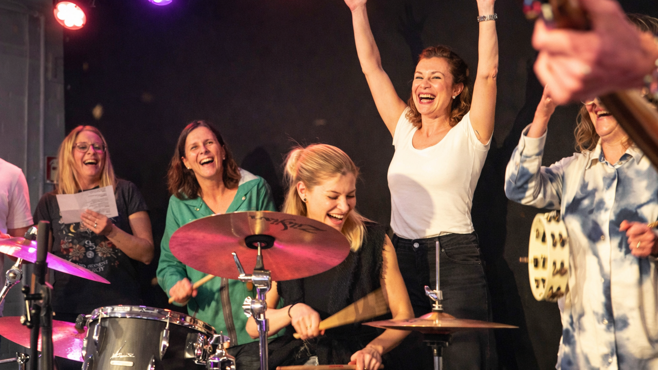 Der Teamsong - Ein einzigartiges Erlebnis – bis 120 Personen möglich. Sie und Ihr Team werden gemeinsam kreativ, funktionieren als Band zusammen und haben vor allem eines – ganz viel Spass! (keine musikalischen Vorkenntnisse nötig)