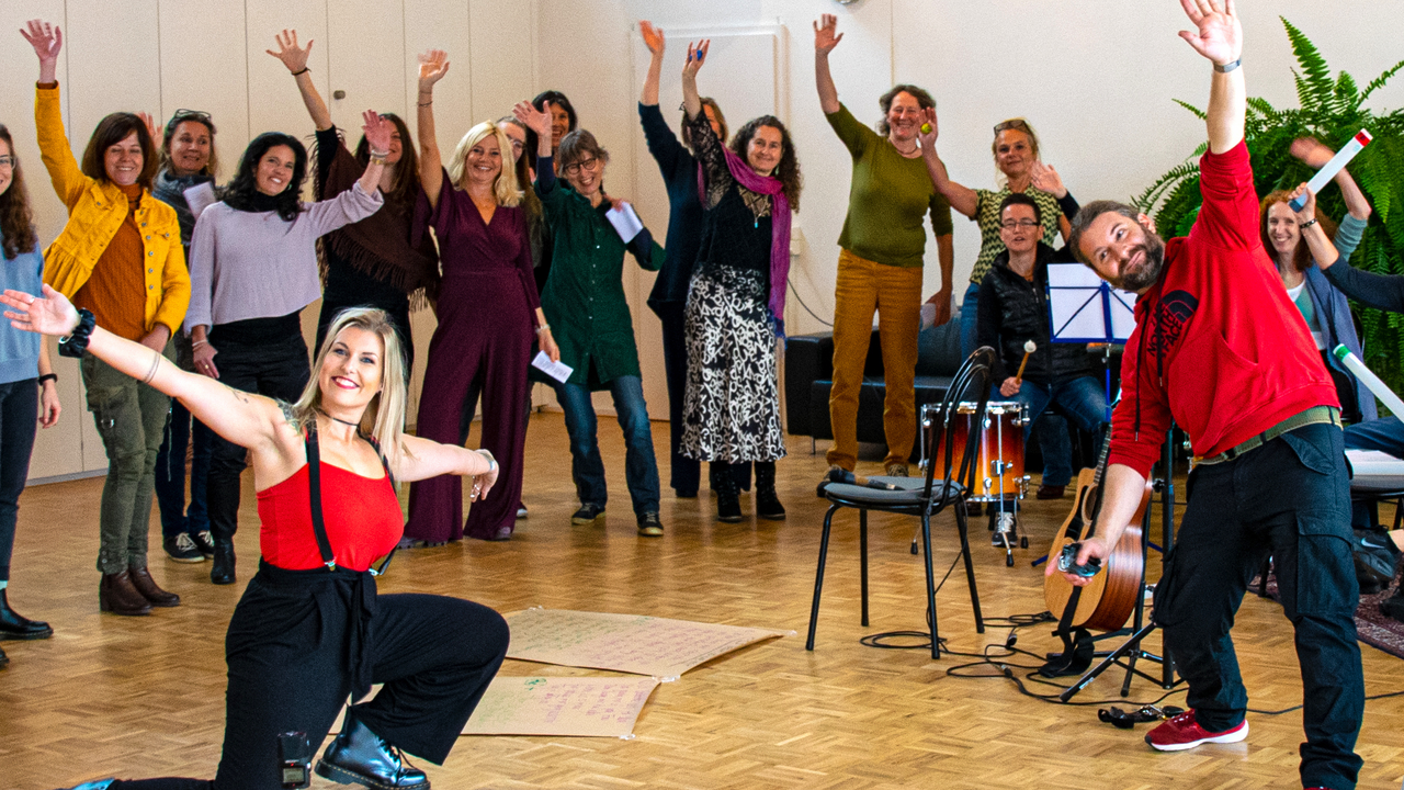 Der Teamsong Der Teamsong - Ein einzigartiges Erlebnis – bis 120 Personen möglich. Sie und Ihr Team werden gemeinsam kreativ, funktionieren als Band zusammen und haben vor allem eines – ganz viel Spass! (keine musikalischen Vorkenntnisse nötig)