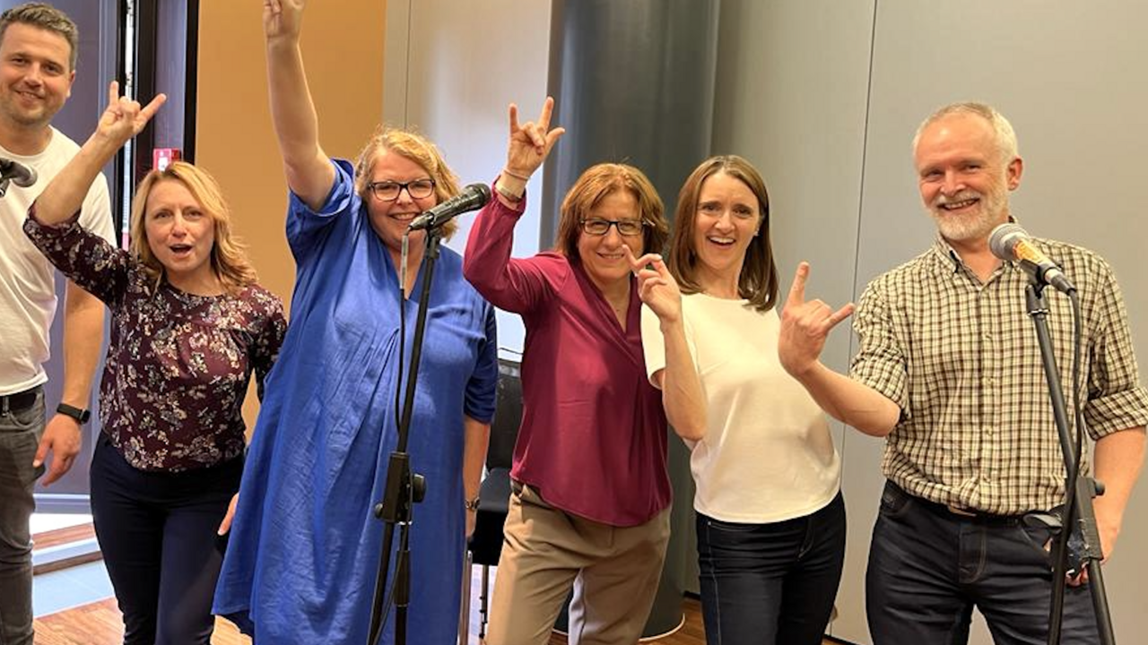 Der Teamsong - Ein einzigartiges Erlebnis – bis 120 Personen möglich. Sie und Ihr Team werden gemeinsam kreativ, funktionieren als Band zusammen und haben vor allem eines – ganz viel Spass! (keine musikalischen Vorkenntnisse nötig)