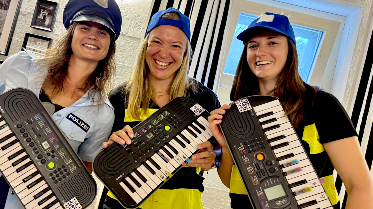 Der Teamsong - Ein einzigartiges Erlebnis – bis 120 Personen möglich. Sie und Ihr Team werden gemeinsam kreativ, funktionieren als Band zusammen und haben vor allem eines – ganz viel Spass! (keine musikalischen Vorkenntnisse nötig)