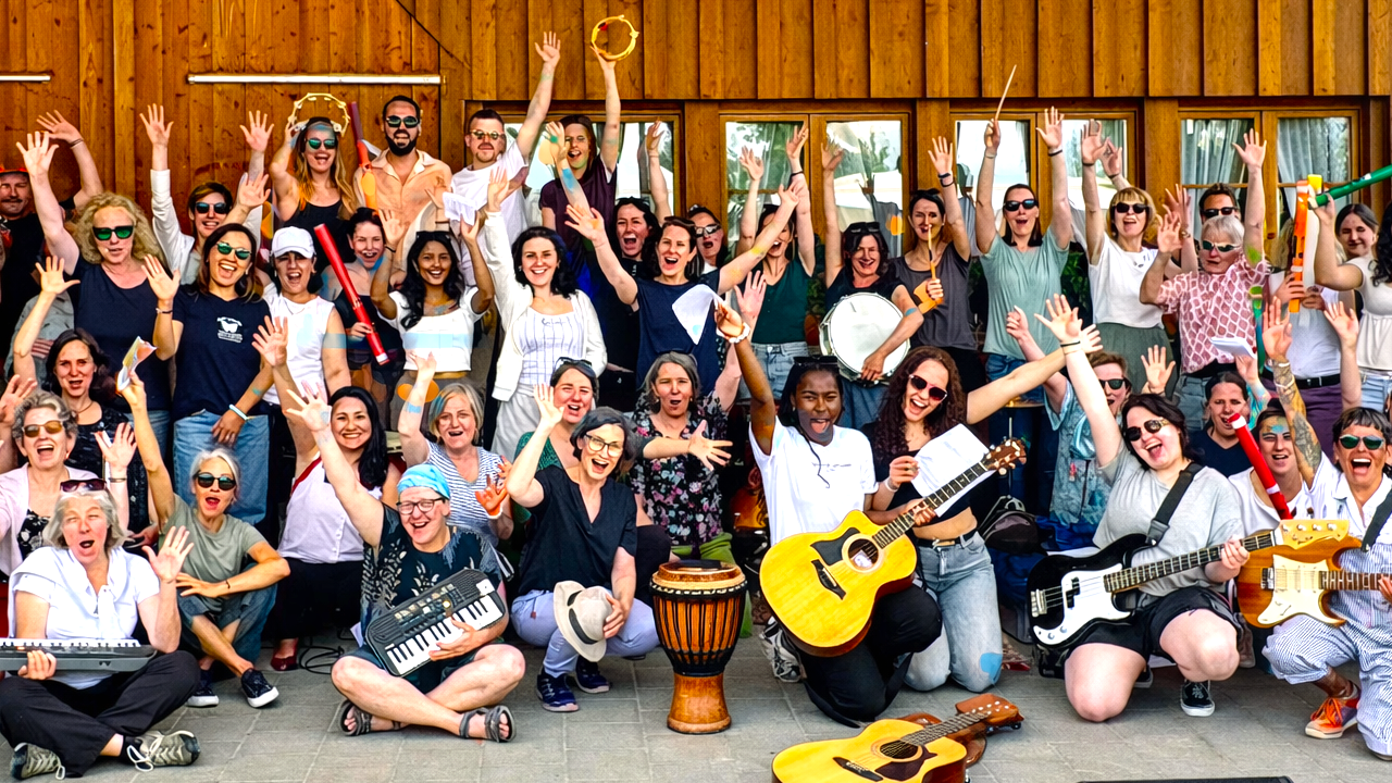 Der Teamsong - Ein einzigartiges Erlebnis – bis 120 Personen möglich. Sie und Ihr Team werden gemeinsam kreativ, funktionieren als Band zusammen und haben vor allem eines – ganz viel Spass! (keine musikalischen Vorkenntnisse nötig)