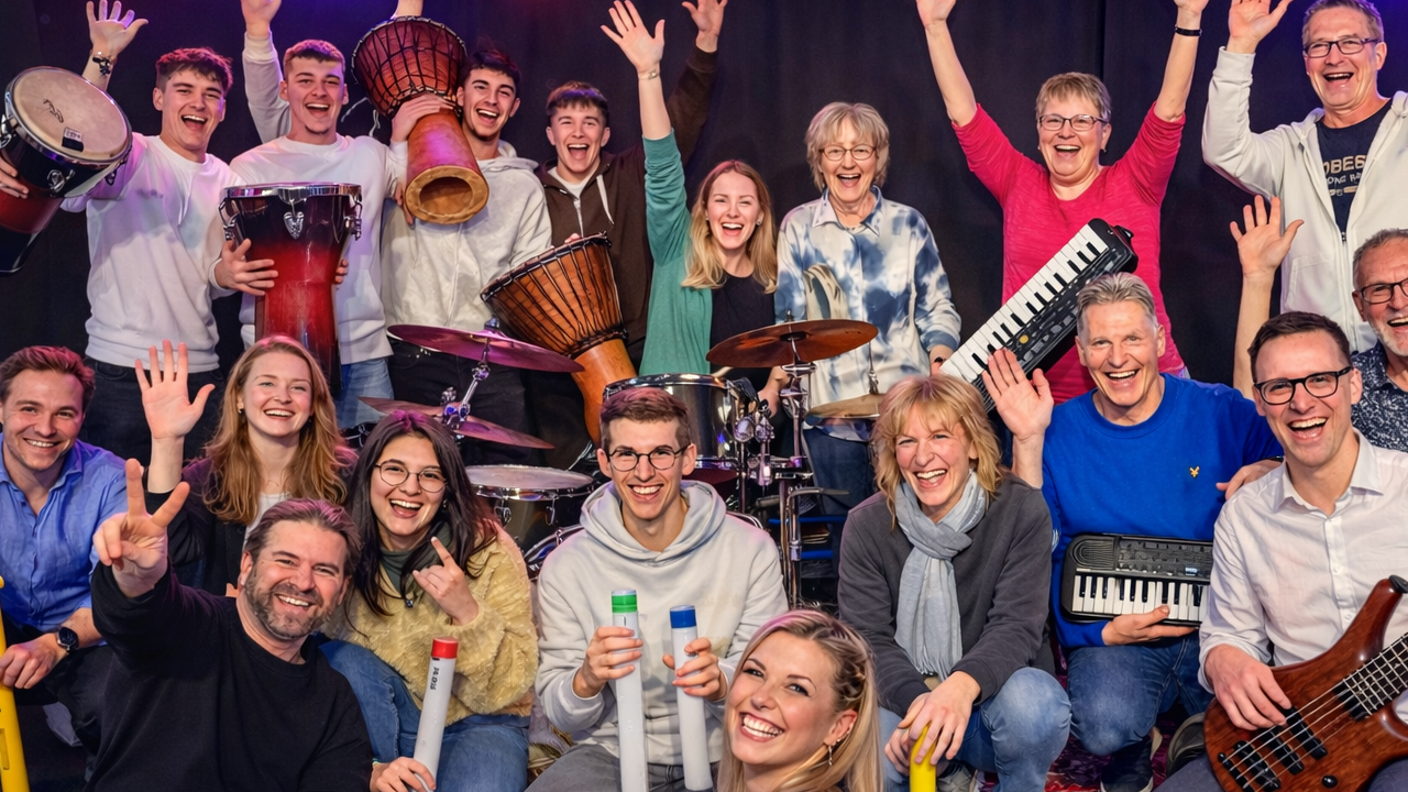 Der Teamsong - Ein einzigartiges Erlebnis – bis 120 Personen möglich. Sie und Ihr Team werden gemeinsam kreativ, funktionieren als Band zusammen und haben vor allem eines – ganz viel Spass! (keine musikalischen Vorkenntnisse nötig)