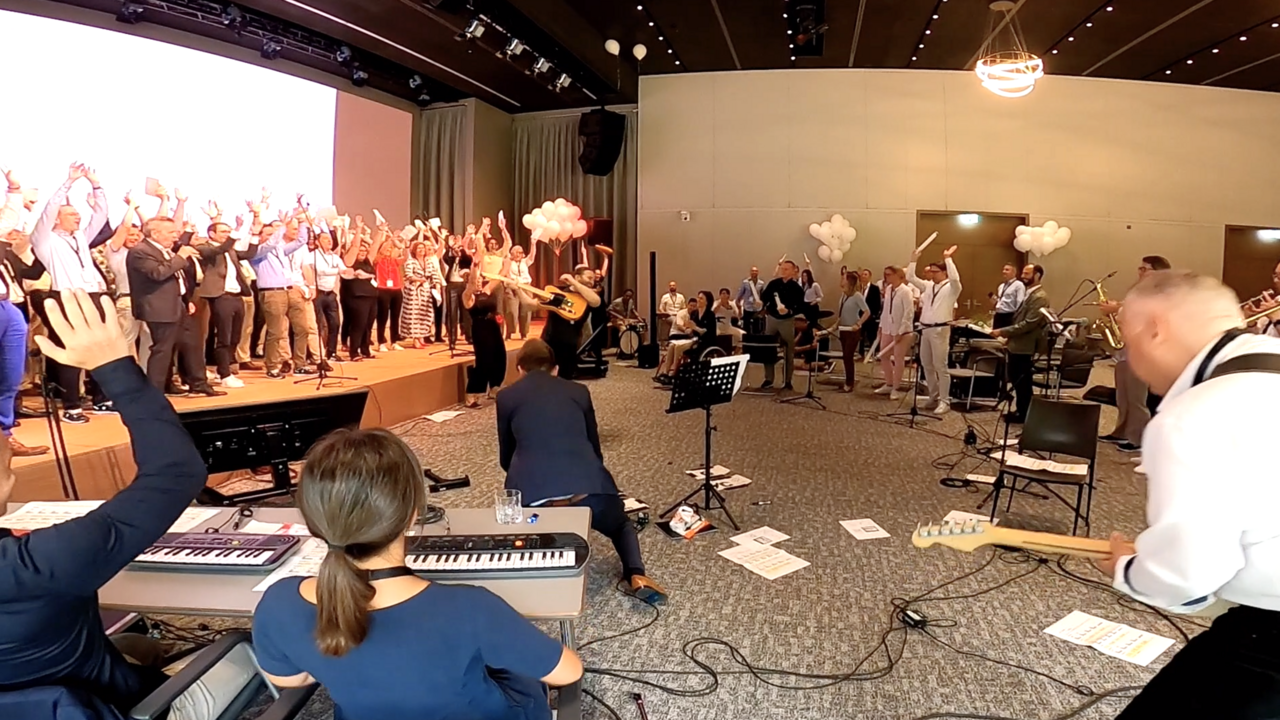 Der Teamsong Der Teamsong - Ein einzigartiges Erlebnis – bis 120 Personen möglich. Sie und Ihr Team werden gemeinsam kreativ, funktionieren als Band zusammen und haben vor allem eines – ganz viel Spass! (keine musikalischen Vorkenntnisse nötig)