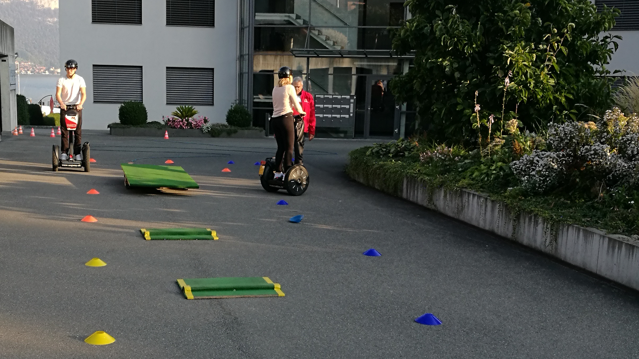 Segway Parcours Wir führen in allen CH-Städten einen Segway Event zusammen mit Ihnen durch und sind Ihr attraktives Rahmenprogramm. Begeistern Sie die Kollegen an Ihrem Firmenanlass mit einem Parcours und lassen Sie sie nach Lust und Laune das Fahren auf dem Segway kennen lernen. Ideal zwischen Seminaren, als Ergänzung einer Feier oder als Attraktion auf einer Veranstaltung.