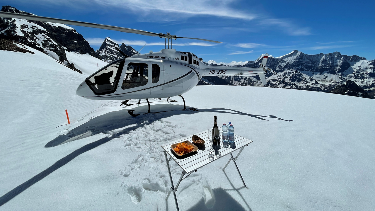 Mit dem Helikopter auf den Gletscher: Exklusive Gletscherlandung mit Apèro. Ein spektakulärer Flug durch Regionen des Berner Oberlandes, die Sie vielleicht noch nicht kennen, bringt Sie zum Petersgrat-Gletscher auf über 3000 Metern über Meer. In hochalpiner Umgebung erwartet Sie ein Gletscher-Apéro oder ein Fondue.