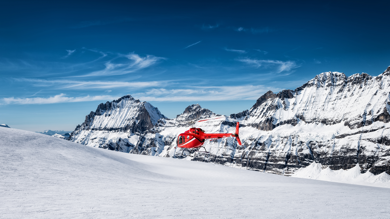 Exklusive Gletscherlandung mit Apèro. Ein spektakulärer Flug durch Regionen des Berner Oberlandes, die Sie vielleicht noch nicht kennen, bringt Sie zum Petersgrat-Gletscher auf über 3000 Metern über Meer. In hochalpiner Umgebung erwartet Sie ein Gletscher-Apéro oder ein Fondue.