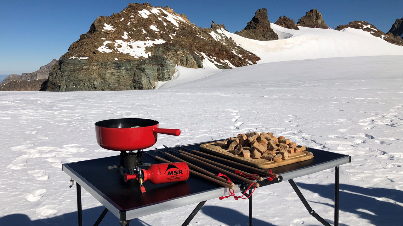 Exklusive Gletscherlandung mit Fondue. Ein 60-minütiger, spektakulärer Flug durch das schöne Berner Oberland bringt Sie zum Gletscher auf über 3000 Metern über Meer. In hochalpiner Umgebung erwartet Sie ein Gletscher-Fondue.