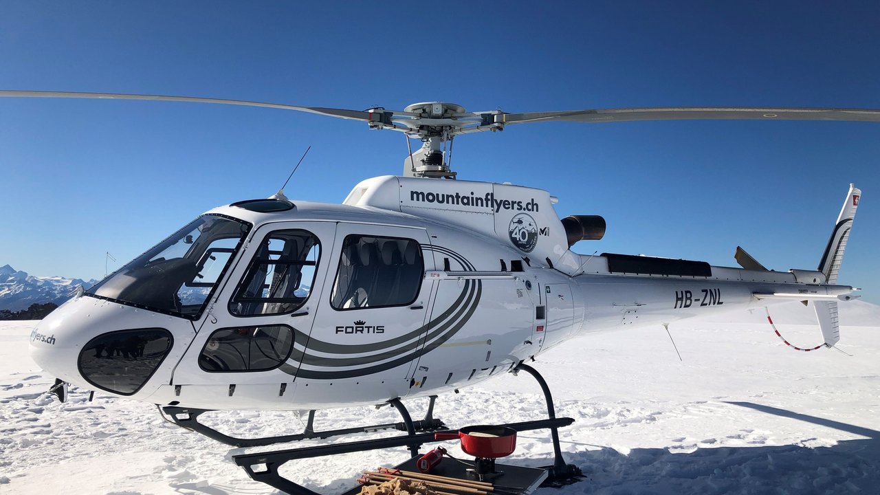 Ein wahrlich nicht alltäglicher Ausflug für Ihr Team: Bestaunen Sie die Gipfel des Berner Oberlandes, bevor Sie über den Gemmipass ins Wallis einfliegen und im malerischen Dorf Varen inmitten der Rebberge landen. Hier erwarten Sie die Gastfreundschaft der Walliser und eine grosse Auswahl an lokalen Spitzenweinen.