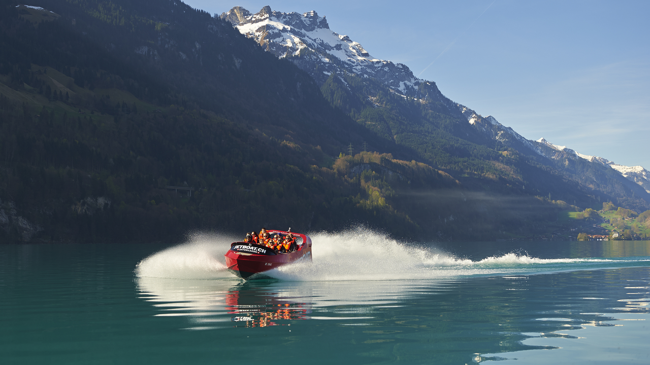 Jetboat Teamausflug Auf dem malerischen Brienzersee wechseln sich Adrenalin und Geschwindigkeit mit wunderschönen Landschaften ab. Für Gruppen bieten sich verschiedene massgeschneiderte Angebote für einen unvergesslichen Aufenthalt in der Jungfrauregion.