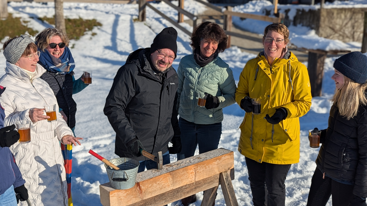 Feiere deinen Anlass mit deinem Team oder Verein an diesem einzigartigen Ort: Das historische Berner Bauernhaus punktet mit viel Charme. Gastfreundschaft und spassiger Unterhaltung. Leckere Emmentaler Spezialitäten aus dem Hofrestaurant runden deinen Winteranlass stimmig ab.