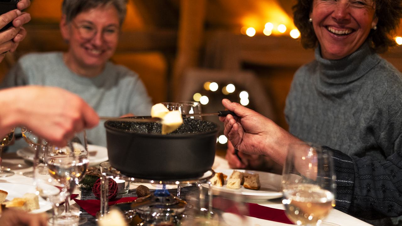 Feiere deinen Anlass mit deinem Team oder Verein an diesem einzigartigen Ort: Das historische Berner Bauernhaus punktet mit viel Charme. Gastfreundschaft und spassiger Unterhaltung. Leckere Emmentaler Spezialitäten aus dem Hofrestaurant runden deinen Winteranlass stimmig ab.