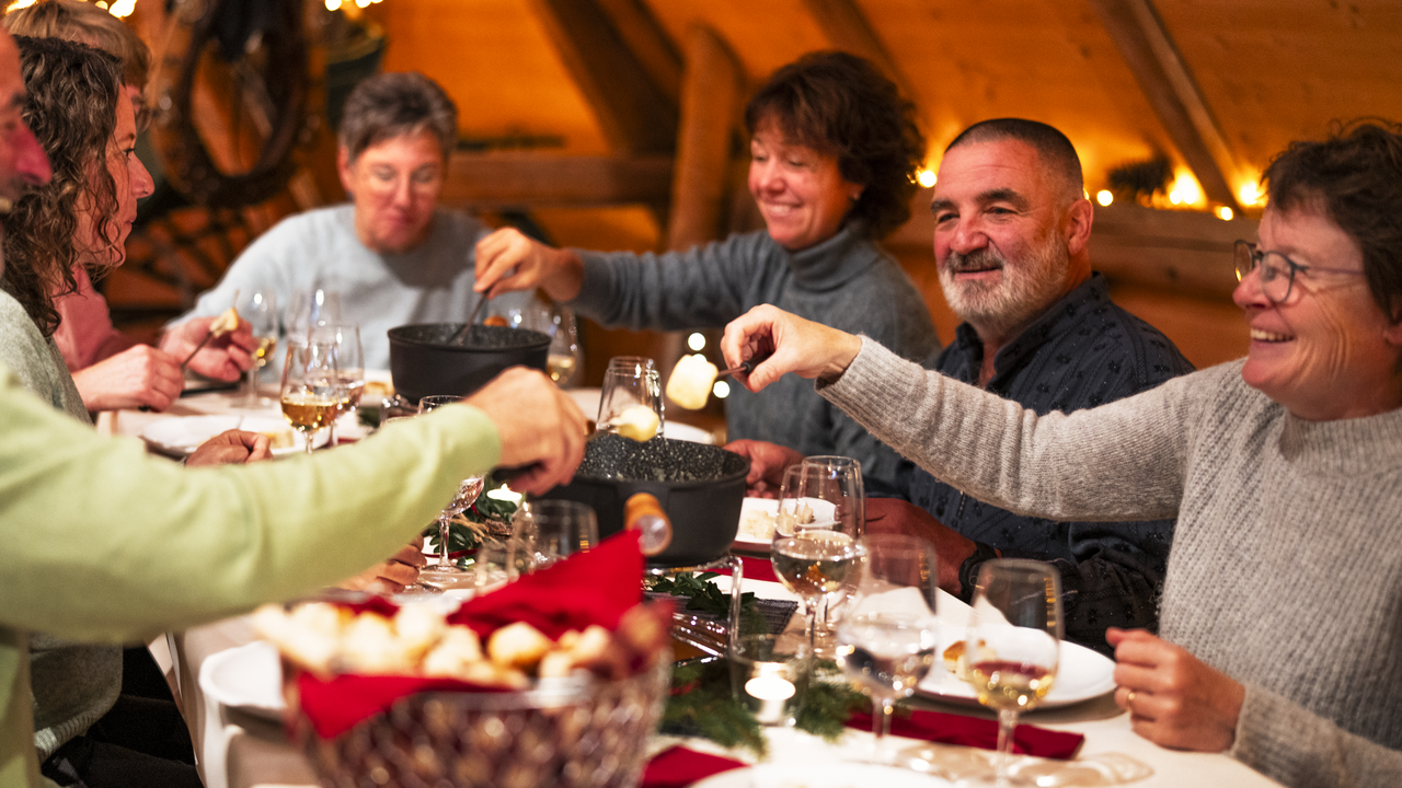 Feiere deinen Anlass mit deinem Team oder Verein an diesem einzigartigen Ort: Das historische Berner Bauernhaus punktet mit viel Charme. Gastfreundschaft und spassiger Unterhaltung. Leckere Emmentaler Spezialitäten aus dem Hofrestaurant runden deinen Winteranlass stimmig ab.