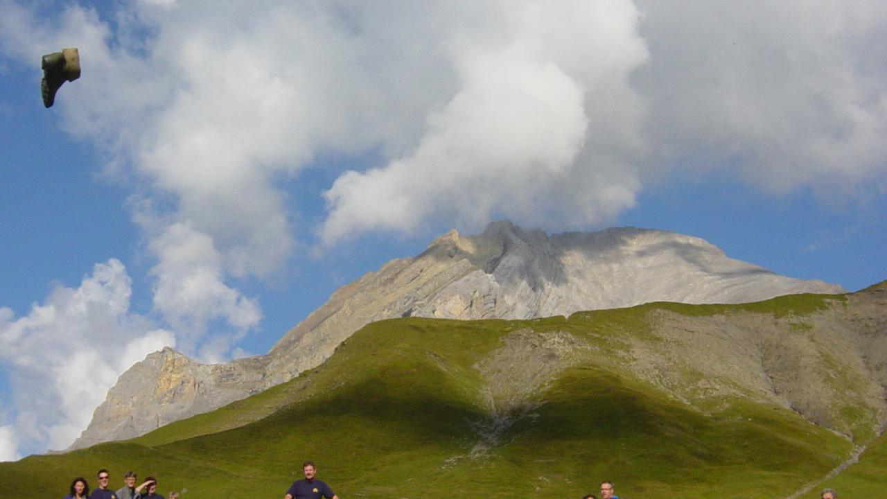 Stellen Sie Ihr Können an den Bergspielen unter Beweis und geniessen Sie einen wunderschönen Bergsommertag im Berner Oberland. Ein Teamevent mit viel Spass und traditionell-schweizerischen Disziplinen warten auf Sie. Ideal für ein aktiven Gruppenausflug, Betriebsausflug oder Firmenevent.