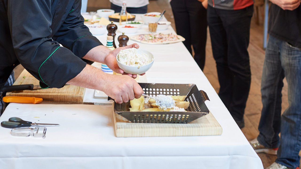 Grillkurs & Weindegustation Wir zeigen Ihnen alles, was Sie über die Zubereitung von perfekten Grilladen wissen müssen. Von der Vorbereitung bis zum Service. Die richtige Weinempfehlung darf dabei natürlich auch nicht fehlen. Grill-Tipps und Tricks für Jedermann vom Profi, alles inklusive.