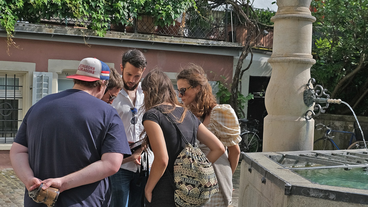 Outdoor Escape Room Zürich Das neue Event «Der Gedankendieb» ist eine Mischung aus Escape Room und Schnitzeljagd. Ihr startet dabei in Gruppen von je 4 - 6 Personen zentral in Zürich und durchforstet die Altstadt auf einer gemütlichen Rätseltour nach Hinweisen, um den spannenden Fall um den Jahrmarktsfluch nach rund 2 Stunden zu lösen. Mehrere Gruppen können zusammen spielen, oder gegeneinander im Wettbewerb antreten.