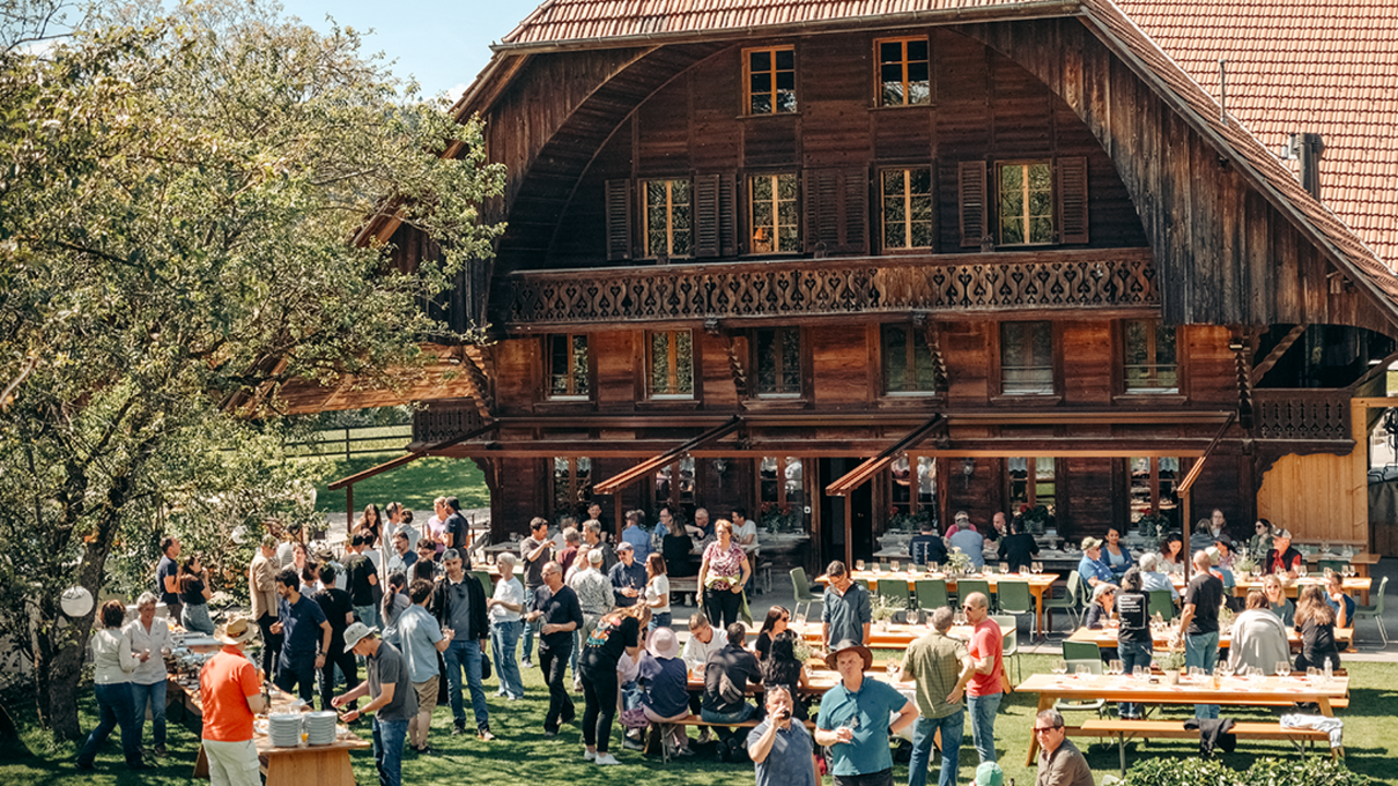 Geschicklichkeit ist gefragt und Spass ist garantiert bei den Gruppenspielen auf dem idyllischen Hof. Das anschliessende Apéro stimmt euch auf das Essen im heimeligen Hofrestaurant oder der Gartenterrasse ein.