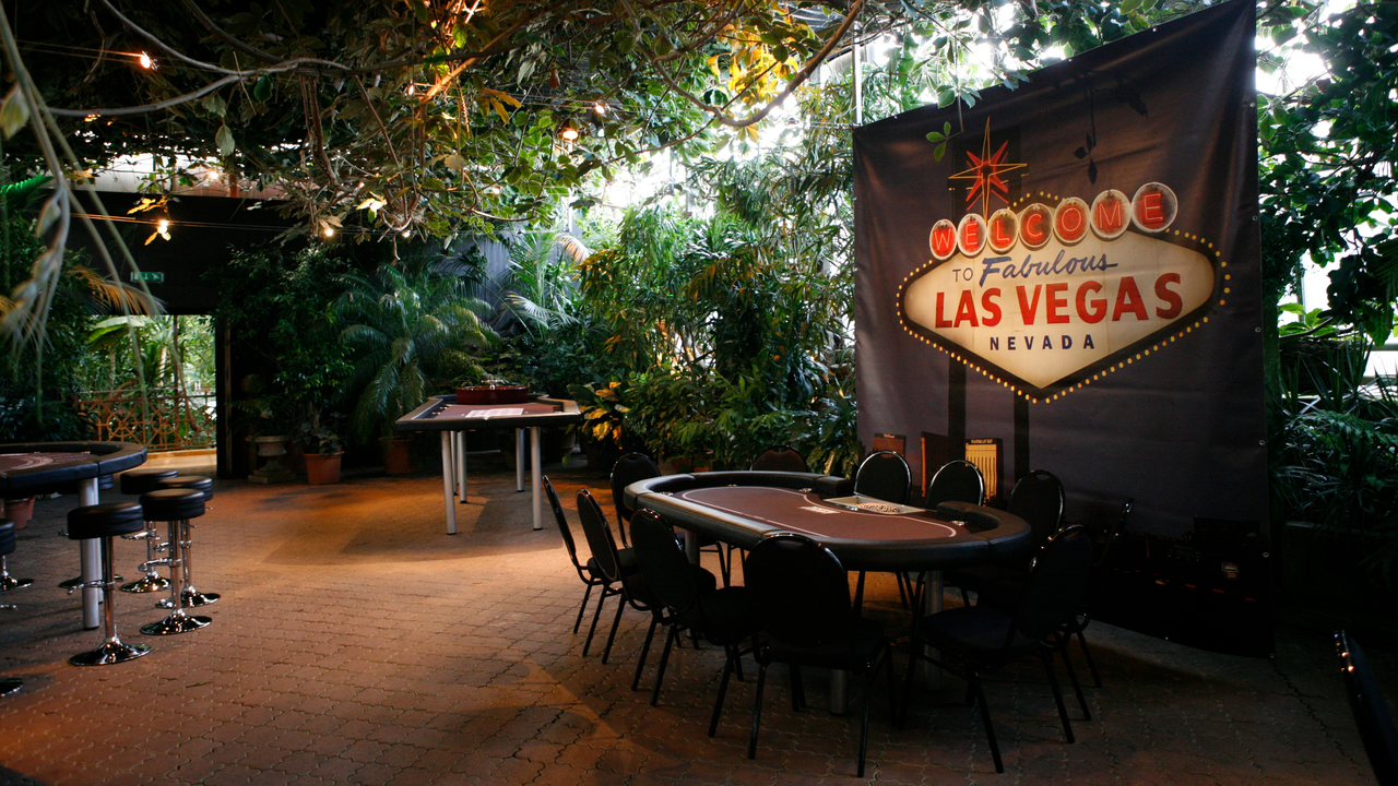 Casino Night Das Glücksspiel ist fast so alt wie die Menschheit selbst und seit jeher wecken diese Spiele grosse Emotionen. Rot oder Schwarz, Doppeln oder Splitten, All-in oder Fold. Die verschiedenen Optionen sind gross und ihre Auswirkungen können vom reinen Glücksgefühl bis zur puren Enttäuschung so ziemlich alle Facetten beinhalten.