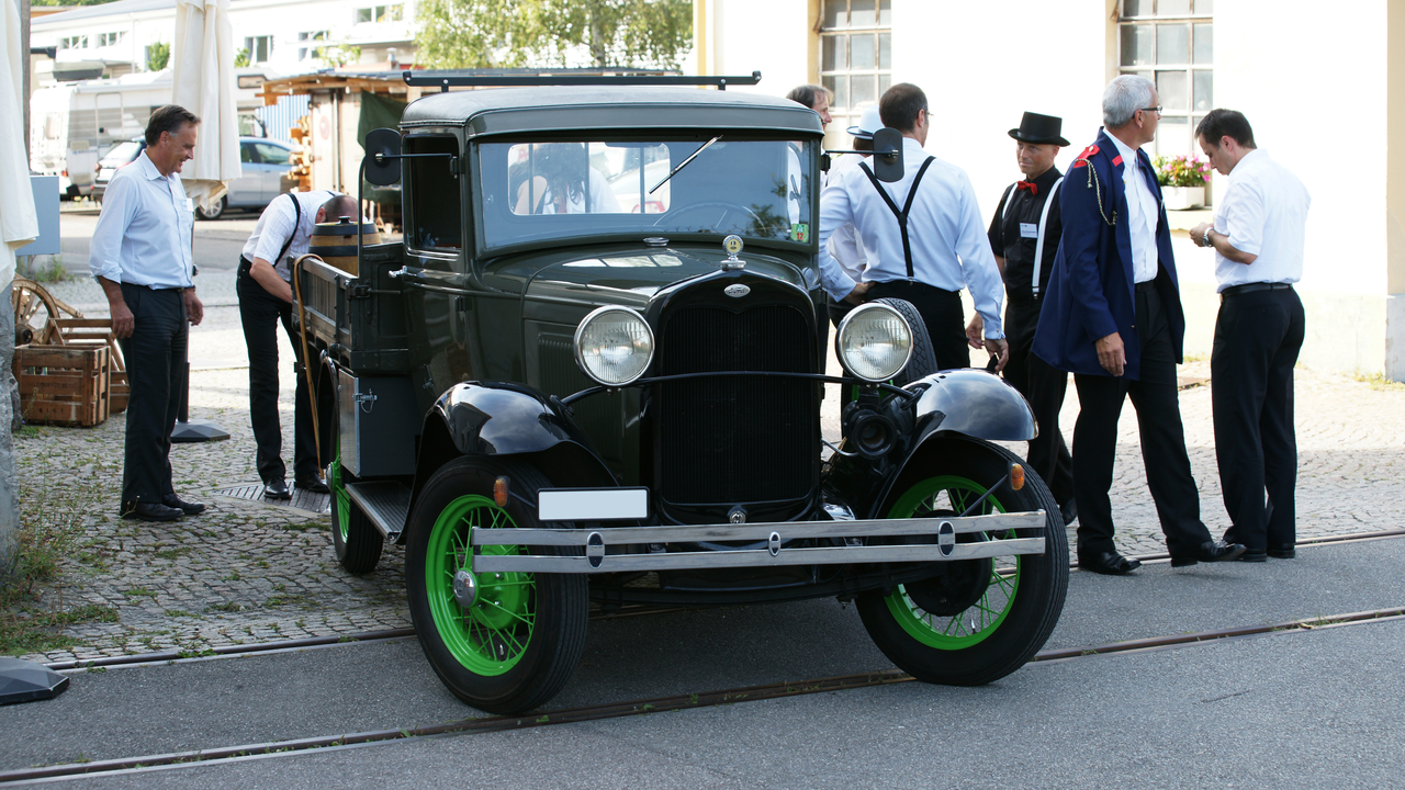 Die goldenen 20er Jahre Begeben Sie sich auf eine Reise in die Vergangenheit. Mit diesem Event-Paket lassen wir Ihre Träume wahr werden und ermöglichen Ihnen eine unglaubliche Zeitreise. Tauchen Sie ein in eine Nacht der Elégance, des Swings und der glamourösen Kopfbedeckung.