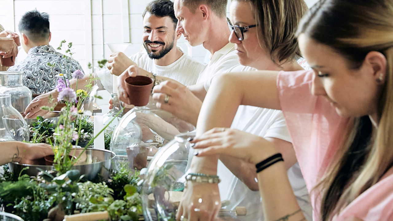 Ein geschlossener Flaschengarten ist ein kleines, autarkes Ökosystem im Glas. Er benötigt etwa ein- bis zweimal pro Jahr ein paar Tropfen Wasser. Im Flaschengarten-Workshop bepflanzen die Teilnehmenden ihren eigenen Flaschengarten. Wir zeigen, wie ein Ökosystem im Glas funktioniert, welche Pflanzen dafür geeignet sind und wie sie ins Glas kommen. Das dafür notwendige Spezialwerkzeug stellen wir Ihnen für den Gebrauch im Workshop zur Verfügung. Zudem verraten wir Ihnen Tipps und Tricks beim Bepflanzen eines Flaschengartens sowie für die Pflege danach. Am Ende des Workshops haben alle Teilnehmende eine eigene kleine Welt im Glas zum mitnehmen. Der Flaschengarten auf dem Schreibtisch erinnert auch in Zukunft an den Team-Event.