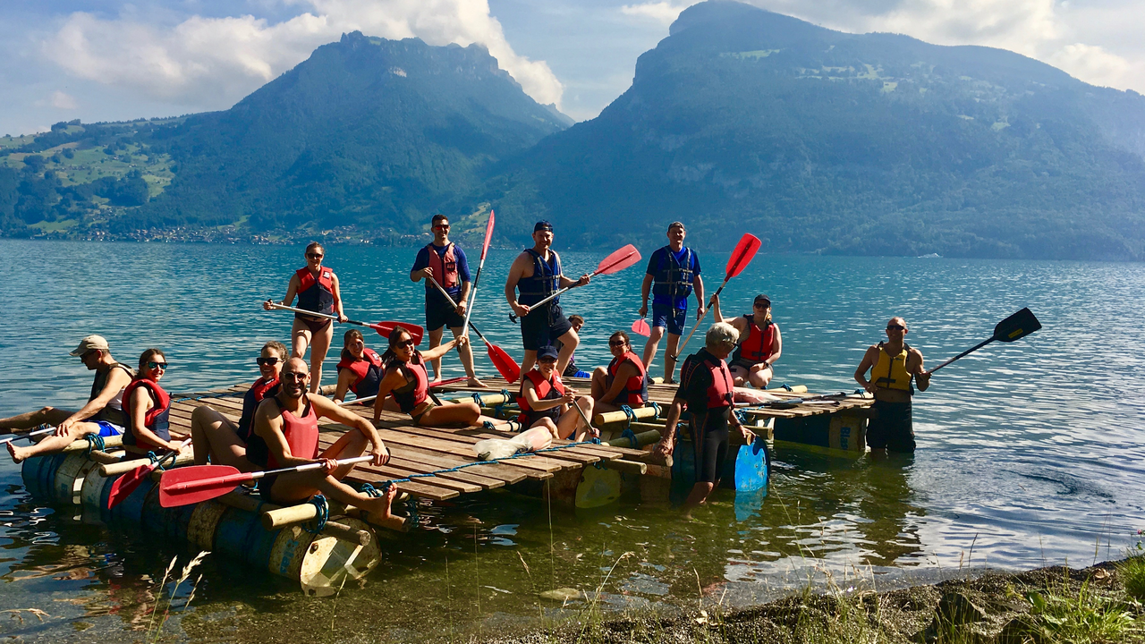 Flossbau und Beach-BBQ am Thunersee Gemeinsam ein Floss bauen, sich treiben lassen und dann am Strand ein herrliches BBQ geniessen! Wir organisieren gerne Ihren perfekten Team-Event. Ob just for fun oder zur Team-Entwicklung mit Coaching, entscheiden Sie.