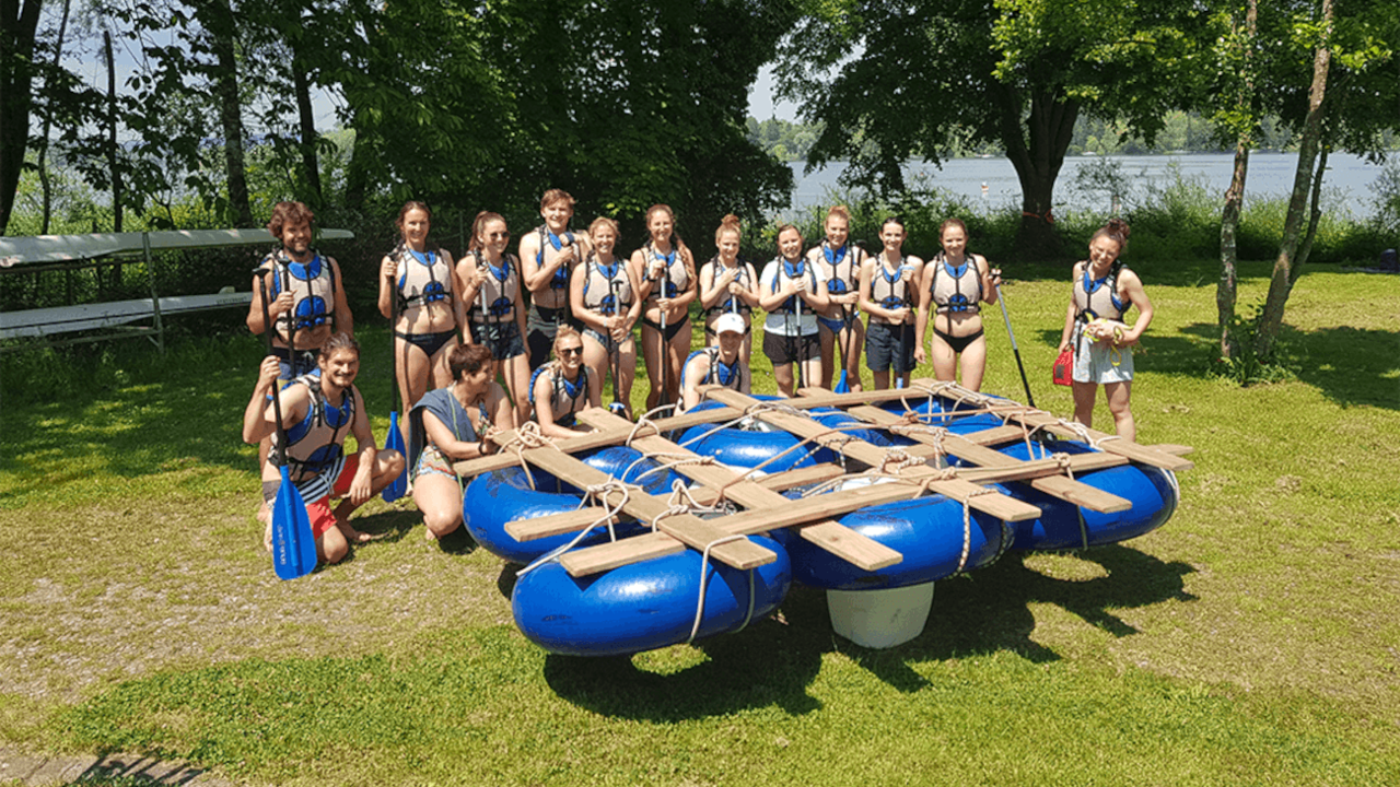 Flossbau am Bodensee als Teamevent mit ganz viel Spass, Action und Spannung. Baut euer eigenes Floss im Team und fahrt damit über den wunderschönen Bodensee. Beim anschliessenden Grillen könnt ihr das Alpenpanorama des Bodensees bewundern und vielleicht sogar den schönen Berg Säntis in der Schweiz erblicken. Perfekt geeignet für Gruppen, die einen Tag voller Action am Bodensee erleben wollen.