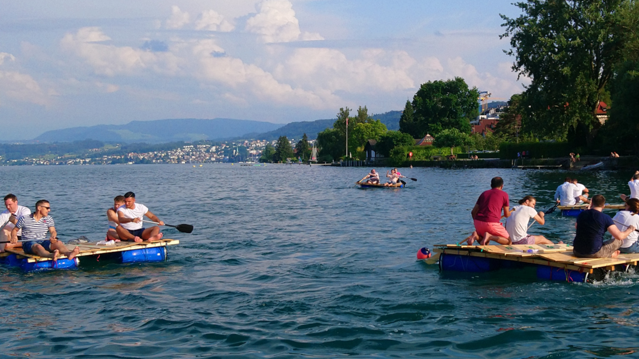 Flossbau Zürichsee: Draussen in der Natur, am idyllischen Seeufer findet dieser Teamausflug statt. Sie haben nur ein paar Bretter, Pfähle, Leinen, Fässer und Schläuche zur Verfügung. Als Team bauen Sie nun ein schwimmfähiges Floss. Gute Arbeitsverteilung, Kreativität und gemeinsames Anpacken sind nur einige Aspekte die wichtig sind beim Teamevent Flossbauen.