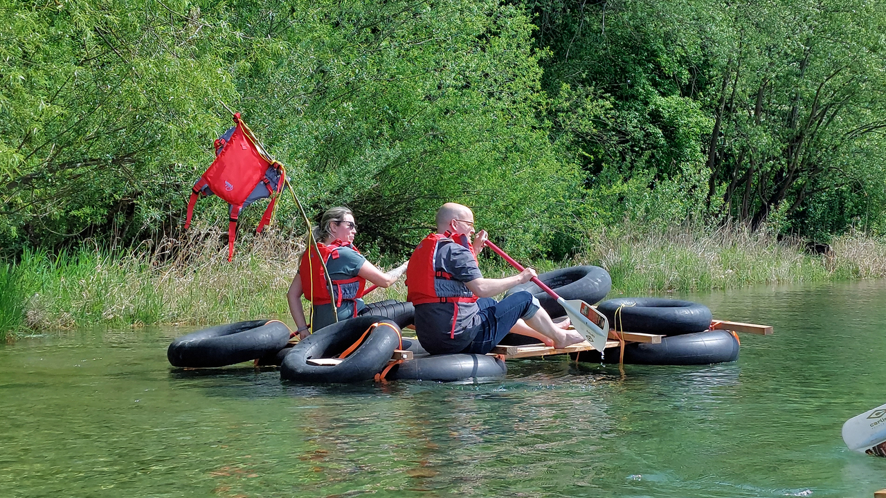 Beim Flossbau am Zürichsee hat jeder ganz viel Spass und Action und Spannung sind garantiert! Baut euer eigenes Floss im Team und fahrt damit über den wunderschönen Zürisee. Beim Bau sind Kreativität und Einfallsreichtum gefragt, um ein tragfähiges Floss zu konstruieren.