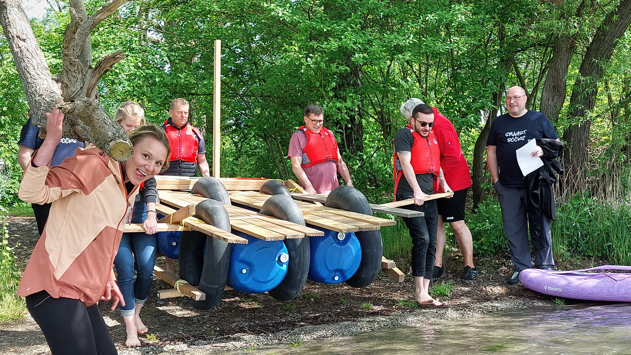 Beim Flossbau am Zürichsee hat jeder ganz viel Spass und Action und Spannung sind garantiert! Baut euer eigenes Floss im Team und fahrt damit über den wunderschönen Zürisee. Beim Bau sind Kreativität und Einfallsreichtum gefragt, um ein tragfähiges Floss zu konstruieren.