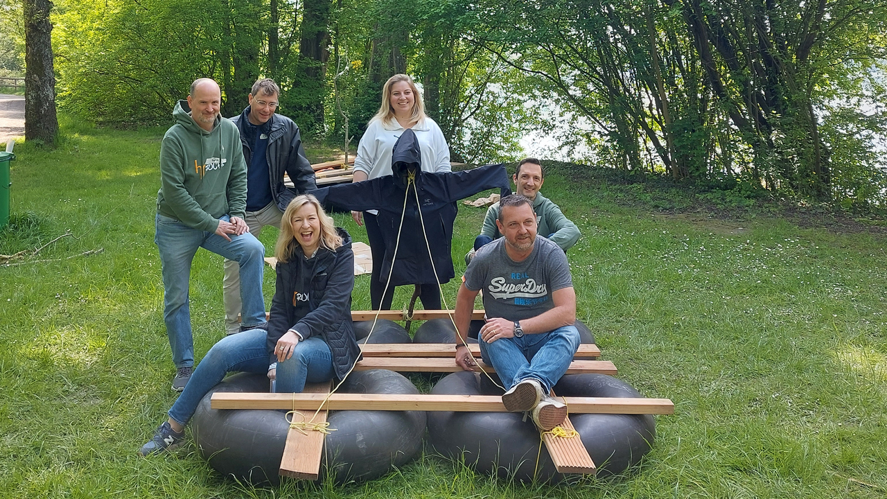 Beim Flossbau am Zürichsee hat jeder ganz viel Spass und Action und Spannung sind garantiert! Baut euer eigenes Floss im Team und fahrt damit über den wunderschönen Zürisee. Beim Bau sind Kreativität und Einfallsreichtum gefragt, um ein tragfähiges Floss zu konstruieren.