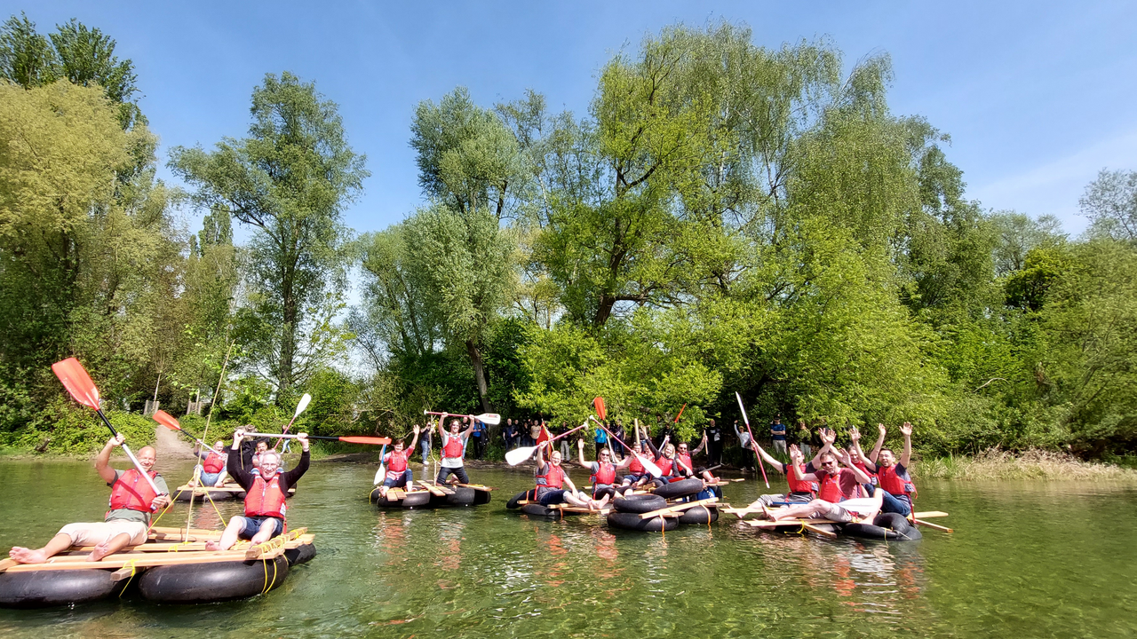 Beim Flossbau am Zürichsee hat jeder ganz viel Spass und Action und Spannung sind garantiert! Baut euer eigenes Floss im Team und fahrt damit über den wunderschönen Zürisee. Beim Bau sind Kreativität und Einfallsreichtum gefragt, um ein tragfähiges Floss zu konstruieren.