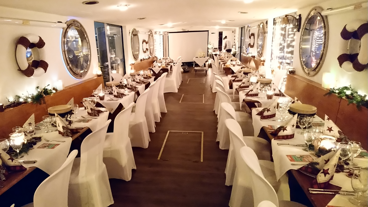 Wintererlebnisfahrt auf dem Zürichsee Geniessen Sie als Gruppe einen unvergesslichen Abend auf dem Zürichsee. Erleben Sie die kältere Jahreszeit in der warmen und gemütlichen Bootsstube und verbringen Sie einen entspannten und unterhaltsamen Abend auf dem Schiff. Wählen Sie aus den Winterklassikern Ihren Favoriten aus. Zur Auswahl stehen Käsefondue, Fondue Chinoise, Raclette, Filet im Teig oder vegetarisches Menü.