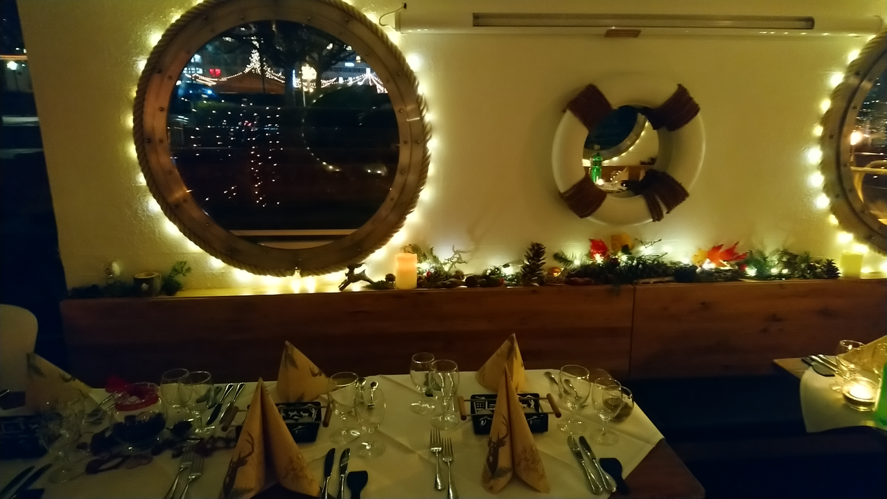 Geniessen Sie als Gruppe einen unvergesslichen Abend auf dem Zürichsee. Erleben Sie die kältere Jahreszeit in der warmen und gemütlichen Bootsstube und verbringen Sie einen entspannten und unterhaltsamen Abend auf dem Schiff. Wählen Sie aus den Winterklassikern Ihren Favoriten aus. Zur Auswahl stehen Käsefondue, Fondue Chinoise, Raclette, Filet im Teig oder vegetarisches Menü.