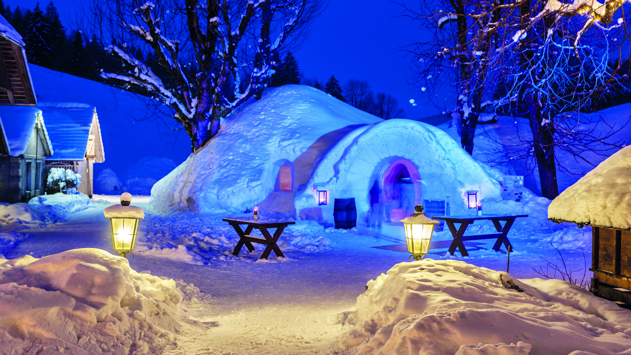 Weihnachtsfeier im Iglu Tauschen Sie ein in das Winterwunderland! Zum Apéro geniessen Sie wärmenden Glühwein und Punsch, dazu werden hausgemachte, salzige Bretzeli gereicht. Anschliessend entdecken Sie die einzigartige Kulisse des Igludorfes. Im Schneeiglu wird das Käsefondue begleitet von einem Trockenfleischplättli serviert. Dazu gibt es Brot, Kartoffel und Essiggemüse sowie den Iglutee. Als krönender Abschluss wählen Sie aus zwei Desserts, eines davon ist natürlich die legendäre lokale Merängge.
