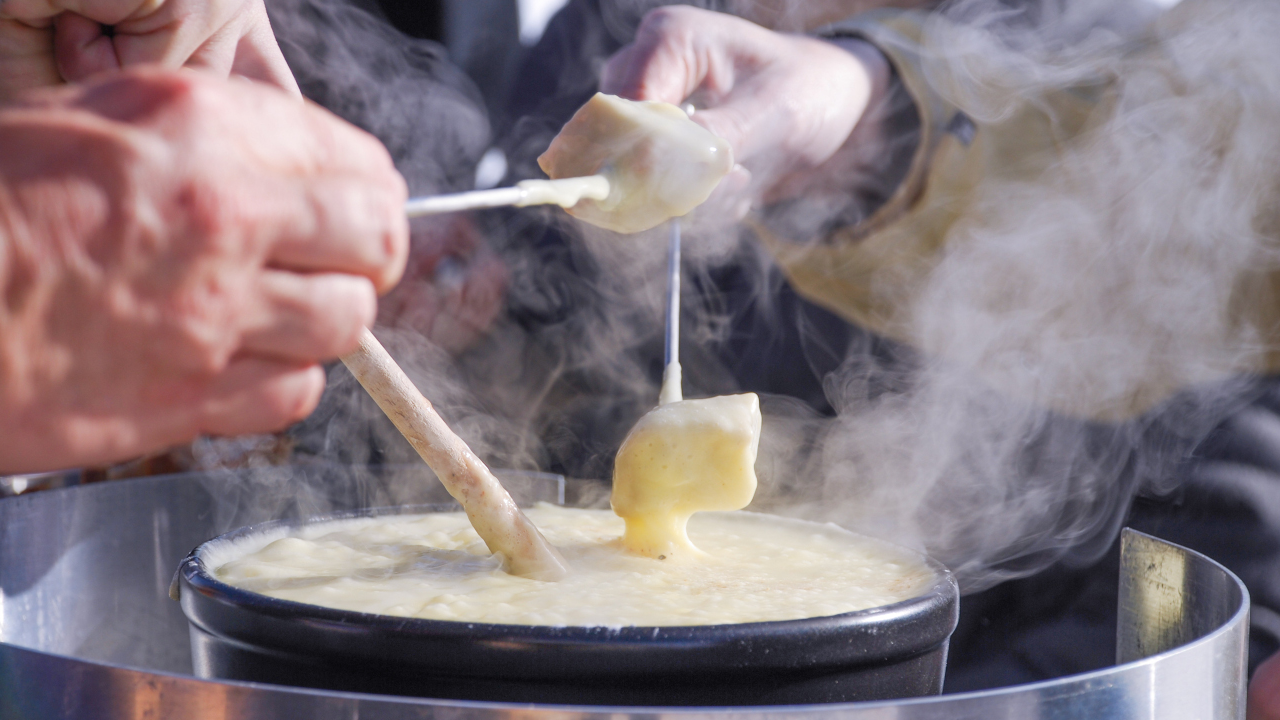 Fondue unter freiem Himmel!: Jedes Kochteam erhält Zutaten und Rezept und kocht sein eigenes Käse-Fondue draussen in der Natur. Die frische Luft und das schmackhafte Fondue stärken Sie für weitere Taten!