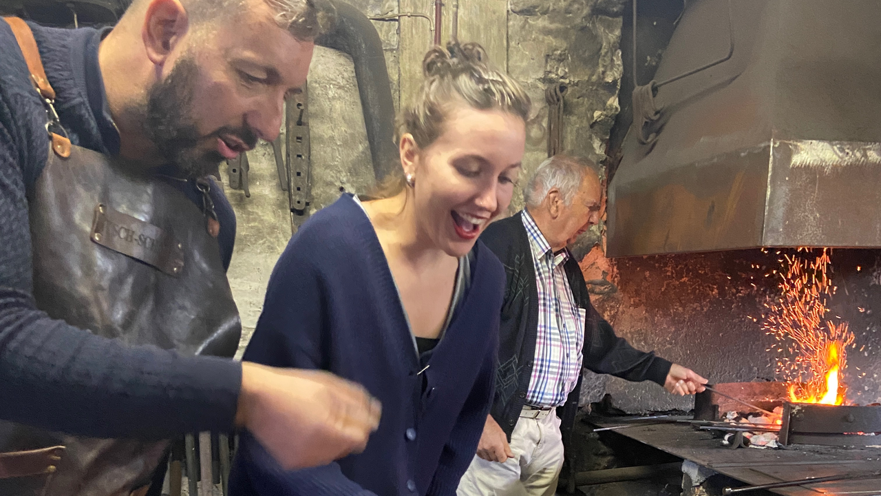 Grillspiess schmieden Bei diesem Event erhalten Sie einen faszinierenden Einblick in den Alltag einer Schmiedin oder eines Schmieds. Sie erleben hautnah, wie der Hammerschlag mit roher Energie den Stahl verformt und können selbst Hand anlegen, um eine Fonduegabel oder einen Grillspiess zu schmieden.