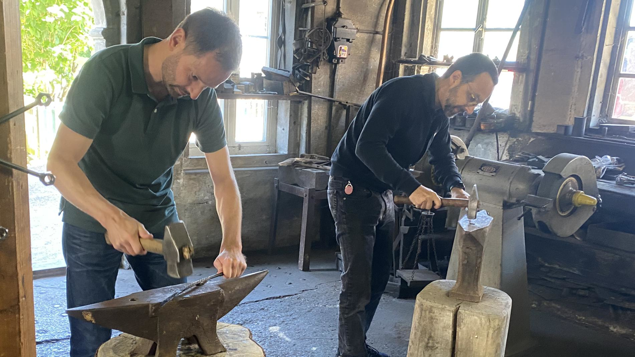 Fonduegabel schmieden Bei diesem Event erhalten Sie einen faszinierenden Einblick in den Alltag einer Schmiedin oder eines Schmieds. Sie erleben hautnah, wie der Hammerschlag mit roher Energie den Stahl verformt und können selbst Hand anlegen, um eine Fonduegabel oder einen Grillspiess zu schmieden.