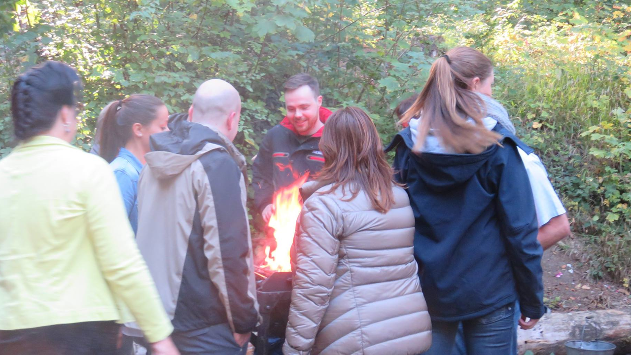 Fonduegabel schmieden Event Schmieden Sie gemeinsam mit Ihrer Gruppe eine eigene Fonduegabel. Sie können diese am anschliessenden Fondueplausch bereits zum ersten Mal zum Einsatz bringen. Unter Anleitung eines Schmiedeprofi werden Sie aus einem blossen Stück Metall Ihr aussergewöhnliches Andenken schmieden können.