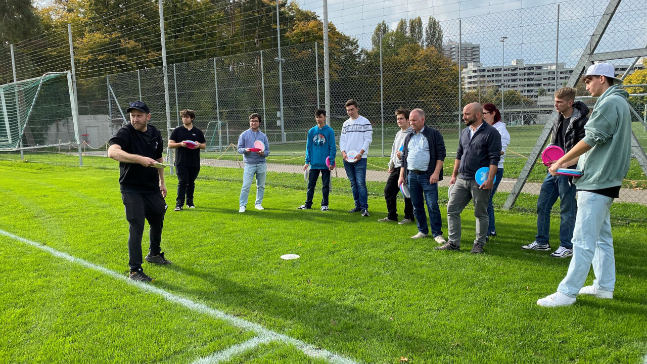 Frisbee-Golf Teamevent Disc Golf ist eine aufregende Kombination aus Frisbee-Spielen und Golf. Anstelle eines Schlägers und eines Balls wie beim herkömmlichen Golf verwendet man hier Wurfscheiben und Auffangkörbe. Disc Golf bietet aktive Bewegung an der frischen Luft und jede Menge Spass für alle Teilnehmende - genug Gründe, um diesen grossartigen Sport auszuprobieren.