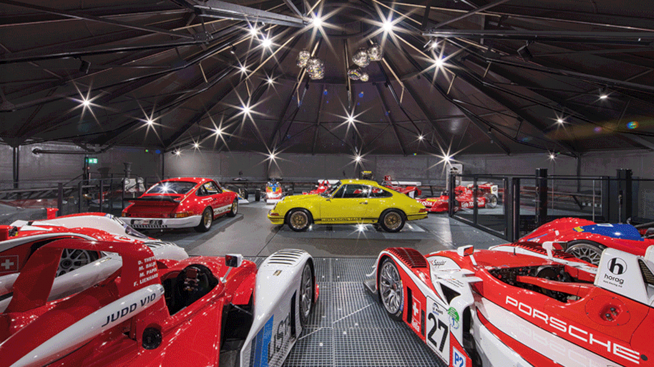 Führung durch das Automobilmuseum Schlendern Sie durch die Auto-Erlebniswelt und erfahren Sie alles über Rennautos, Oldtimer und viele weiter Autotypen. Die Rundgänge durch die enorm vielseitige Autoausstellung werden von den autobau-Guides geleitet und dauern jeweils rund 90 Minuten. Eine Gruppe besteht aus 2 bis maximal 15 Personen.