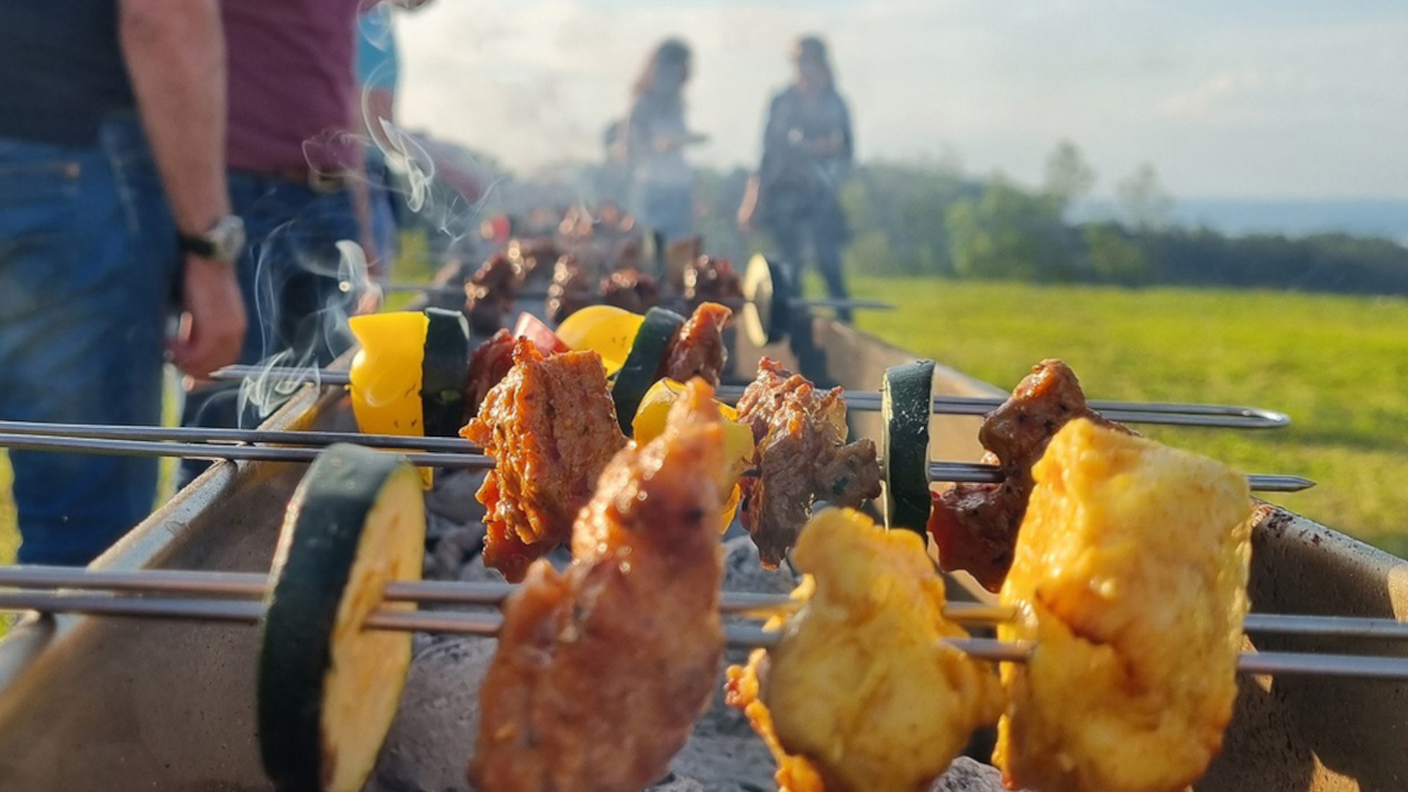 Fyrabigtour mit Metergrillplausch Warum nicht nach einem strengen Büroalltag mit dem Team in die Natur eintauchen? Nach einem Willkommensdrink wandern wir über Wiesen oder durch Wälder dem Mondlicht entgegen. Nach der Anstrengung grillieren wir unsere Fleisch- oder Gemüsespiesse am Metergrill und geniessen den Abend unter freiem Himmel oder alternativ in einer Hütte. Naturspass für Gross und Klein.
