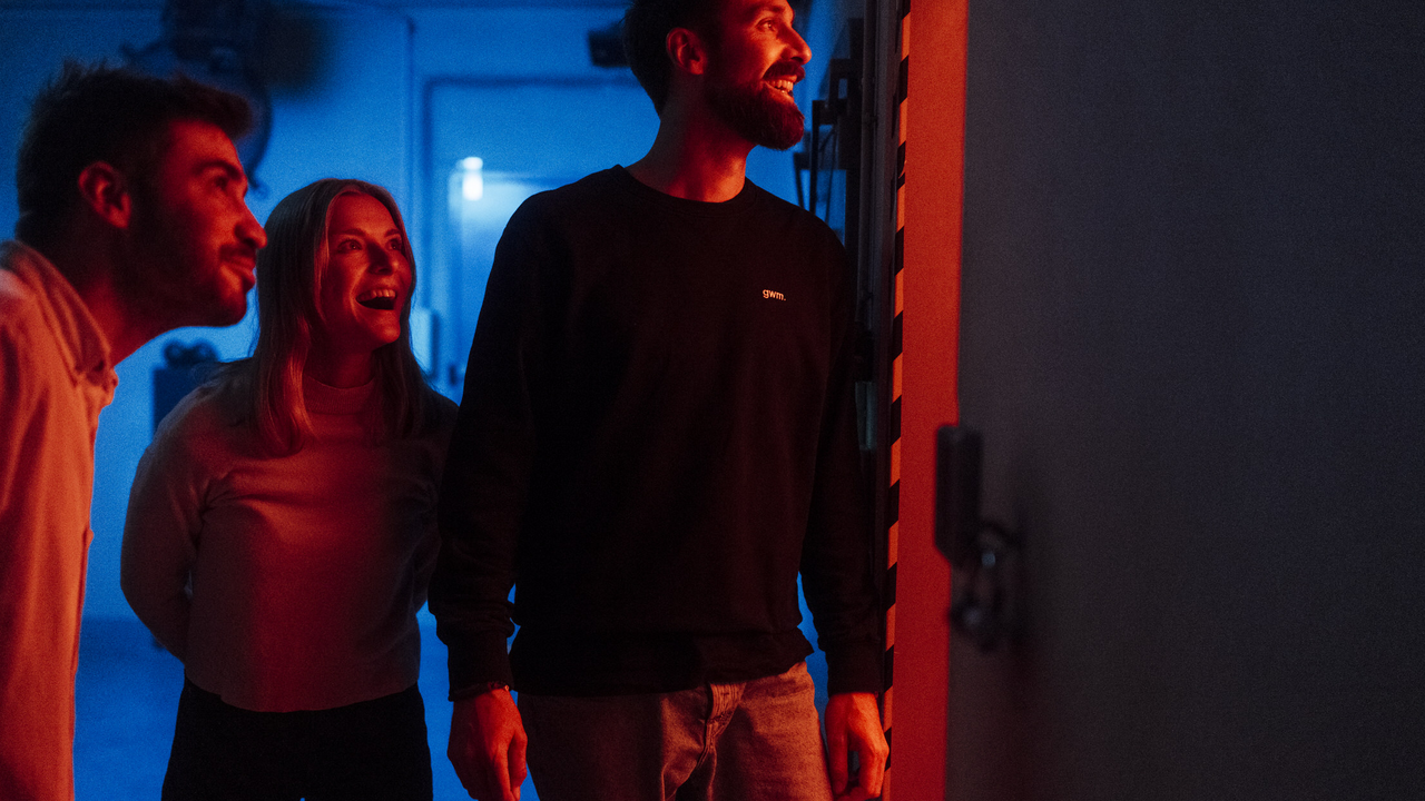 Im Geheimgang erlebt ihr während einer Stunde eine spannende Geschichte, bei der ihr selbst Teil der Geschehnisse werdet und den Ausgang der Geschichte beeinflussen könnt. Es braucht Beobachtungsgabe, Geschicklichkeit und Zusammenarbeit. Teambuilding pur!