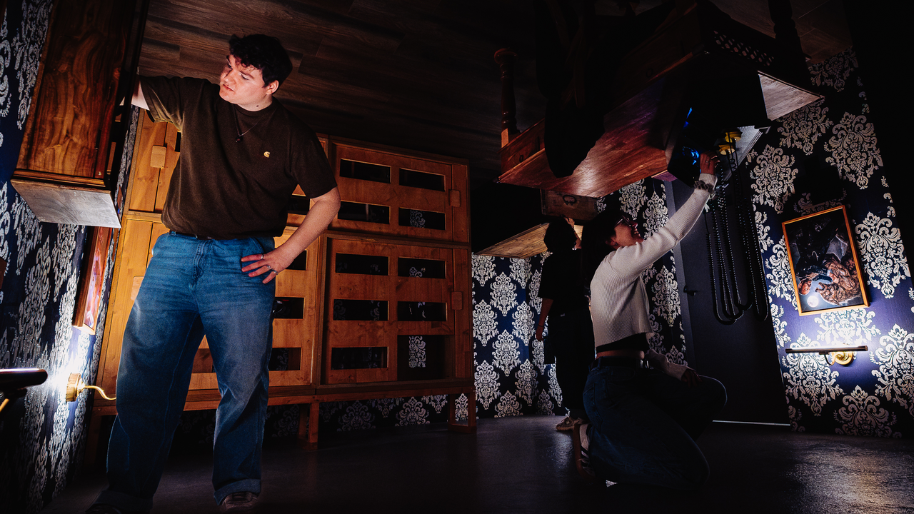 Im Geheimgang erlebt ihr während einer Stunde eine spannende Geschichte, bei der ihr selbst Teil der Geschehnisse werdet und den Ausgang der Geschichte beeinflussen könnt. Es braucht Beobachtungsgabe, Geschicklichkeit und Zusammenarbeit. Teambuilding pur!